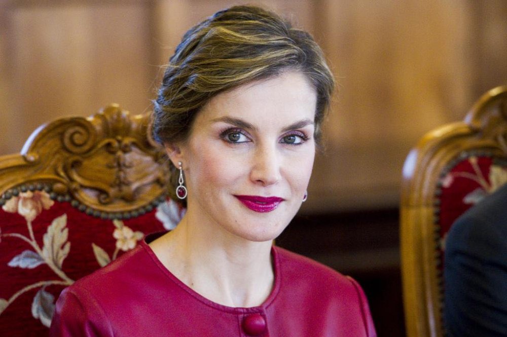 موقف محرج لملكة إسبانيا يكشف عن محتويات حقيبة يدها