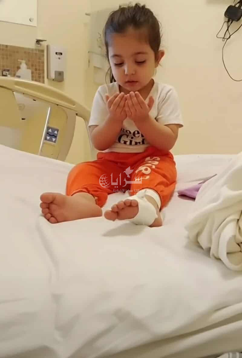 "ماريا تتنفس بصعوبة وما معي خبز أُطعمها" ..  والد طفلة من "متلازمة داون" يناشد لإنقاذ ابنته (شاهد)