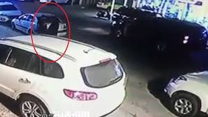 بالفيديو ..  خطف محامٍ عراقي أمام الملأ بعد ان استدرجته امرأة بعباءة 