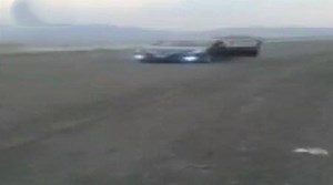 بالفيديو ..  سيارة تسير صعوداً للخلف وتناقض قانون الجاذبية في وادي نعمان بمكة المكرمة