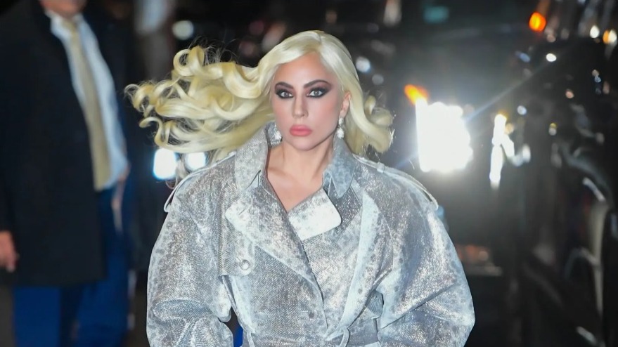 ليدي غاغا تبكي بعد مفاجأة جمهورها في عيد ميلادها (فيديو) 