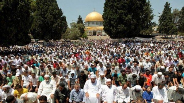 الآلاف يؤدون صلاة العيد برحاب المسجد الأقصى