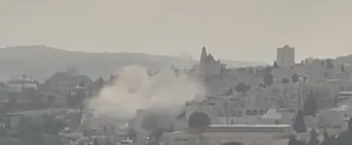 لأول مرة  ..  سقوط شظايا صاروخ إيراني قرب المسجد الأقصى - فيديو 