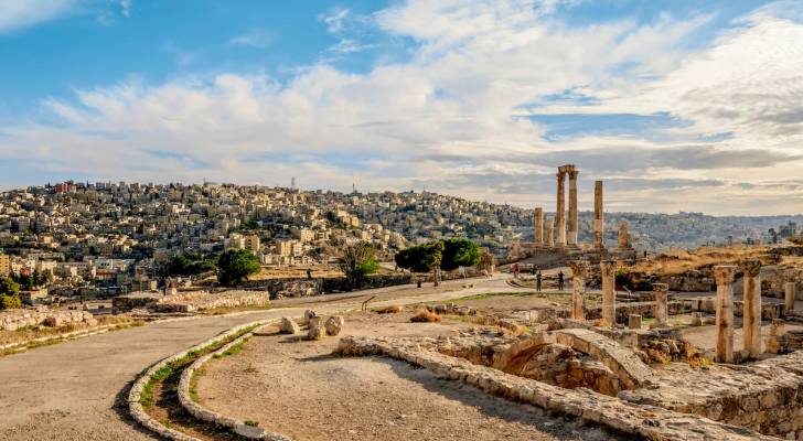 انخفاض قليل على درجات الحرارة وتحذير من تدني مدى الرؤية بسبب الغبار