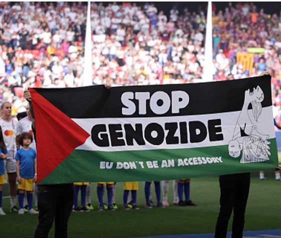 بالفيديو  :رفع لافتة تحمل علم فلسطين، ومكتوب عليه :"أوقفوا الإبادة"،في ملعب نادي بلباو الإسباني