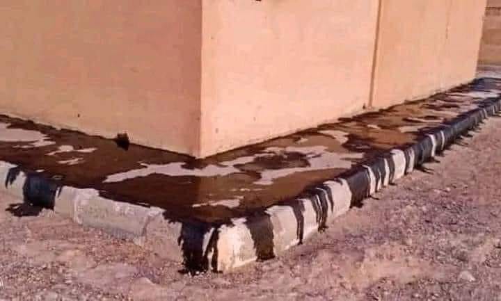 مواطن يقوم بصب زيت السيارات على الرصيف المحاذي لمنزله لمنع الناس من الجلوس ..  ما رايكم بهذا التصرف؟