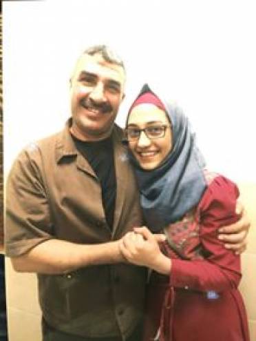 بعد 18 عاماً ..  فلسطينية تعانق والدها لأول مرة