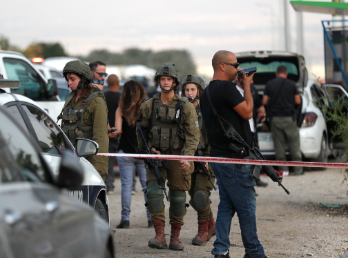 مجندة في جيش الاحتلال تطلق النار على طفل فلسطيني مصاب في القدس 
