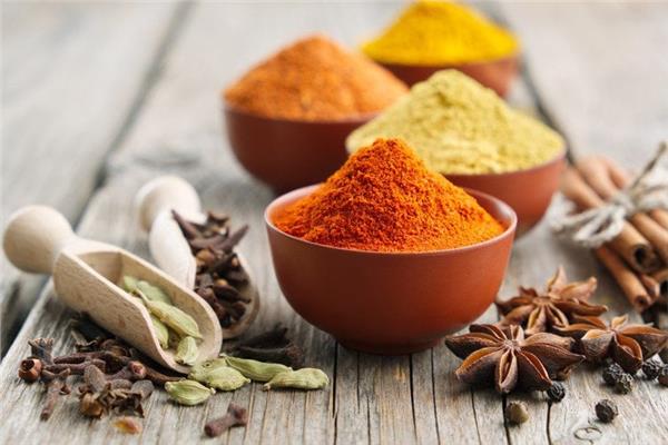 القرفة والزنجبيل الأبرز ..  5 توابل تساعدك على حفظ مستويات الكوليسترول