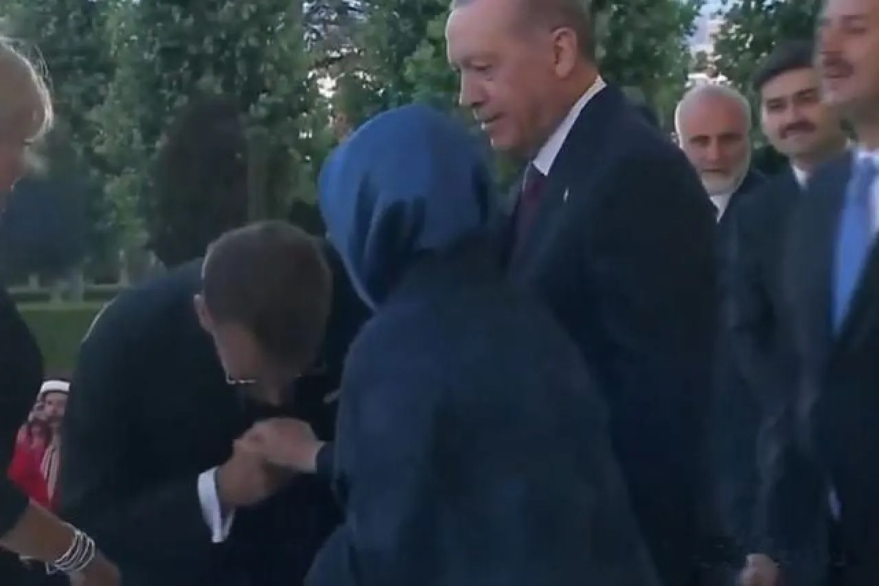 بالفيديو  ..  زوجة أردوغان ترفض تقبيل ماكرون ليدها