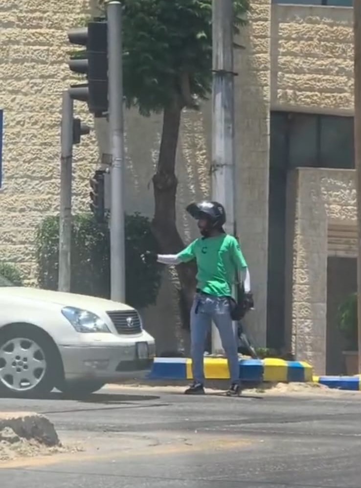 كريم تحتفي بكابتن أظهر روح المسؤولية ونظّم حركة السير يدويًا في عمّان  ..  فيديو