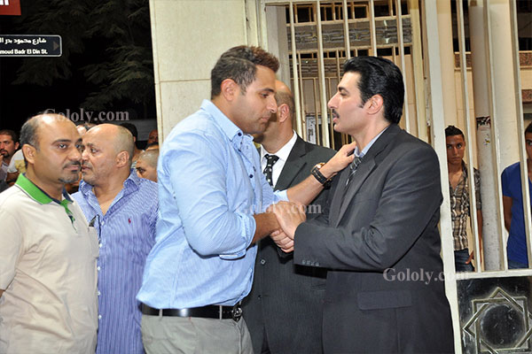 الحزن يكسو وجوه نجوم الفن المصري في عزاء والد رامز جلال