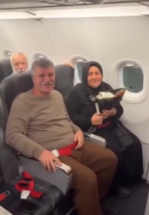 بالفيديو ..  طيّار يفاجئ والديه بقيادته لنفس الطائرة التي سيطيران عليها