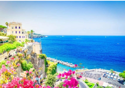 سورينتو: مدينة الإطلالات البحرية والأجواء الإيطالية الساحرة