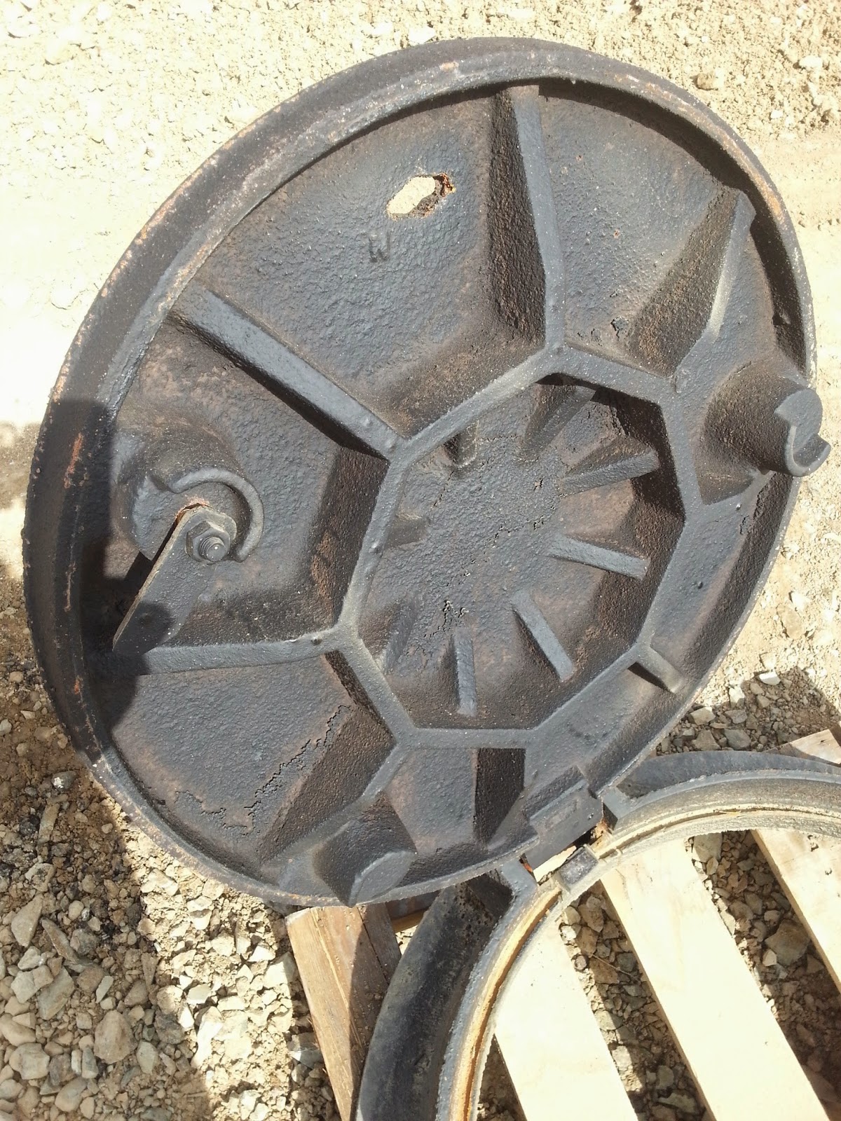 مجهولون يسرقون اغطية مناهل وكوابل كهربائية ولوحات ارشادية في الزرقاء