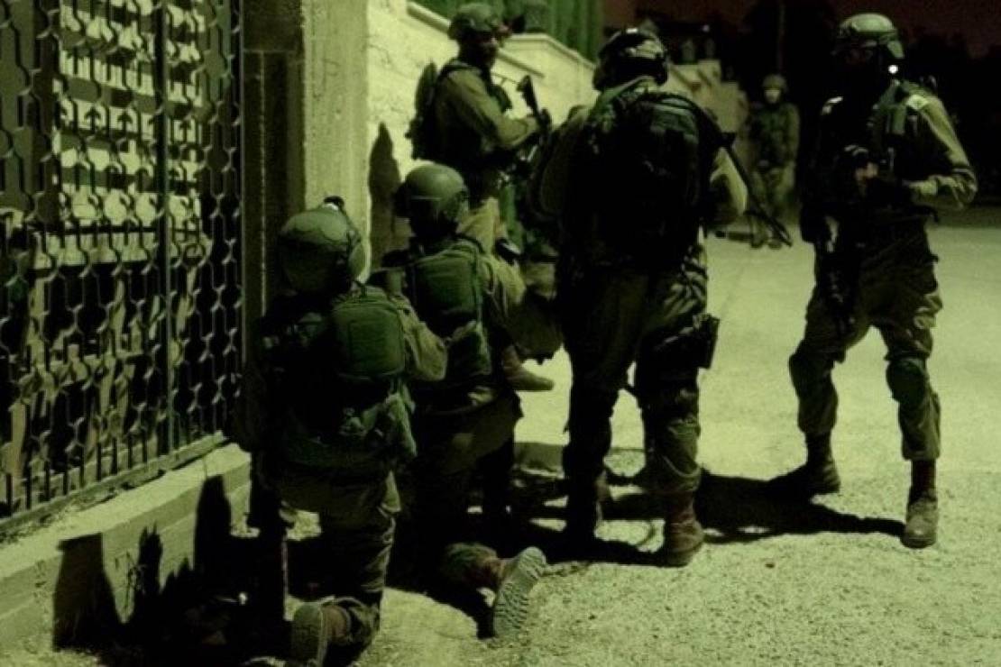 8 معتقلين بمداهمات للاحتلال بالضفّة والقدس