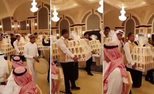 بالفيديو .. كشف حقيقة توزيع هواتف في حفل زفاف بالسعودية ..  ومقّرب يوضح التفاصيل