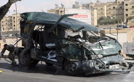 اصابة 11 شخص اثر حادث تصادم بين مركبة وباص على مثلث بليلا في جرش