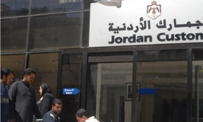 الجمارك تضبط مصنعا يقلد ملابس لماركات عالمية