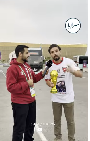 مشجع أردني يلفت الأنظار يحمل كأس العالم ويرتدي صورة لميسي ..  ما القصة؟