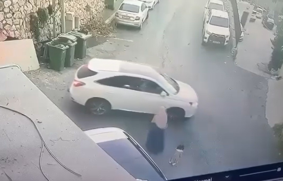 وفاة طفلة بحادث دهـ .. ـس مؤلم من قبل والدها بالخطأ