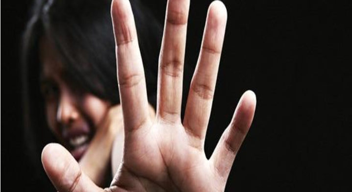 سيدة تعاقب خادمتها بسكب الماء المغلي عليها لإهمالها في رعاية أطفالها "تفاصيل  "
