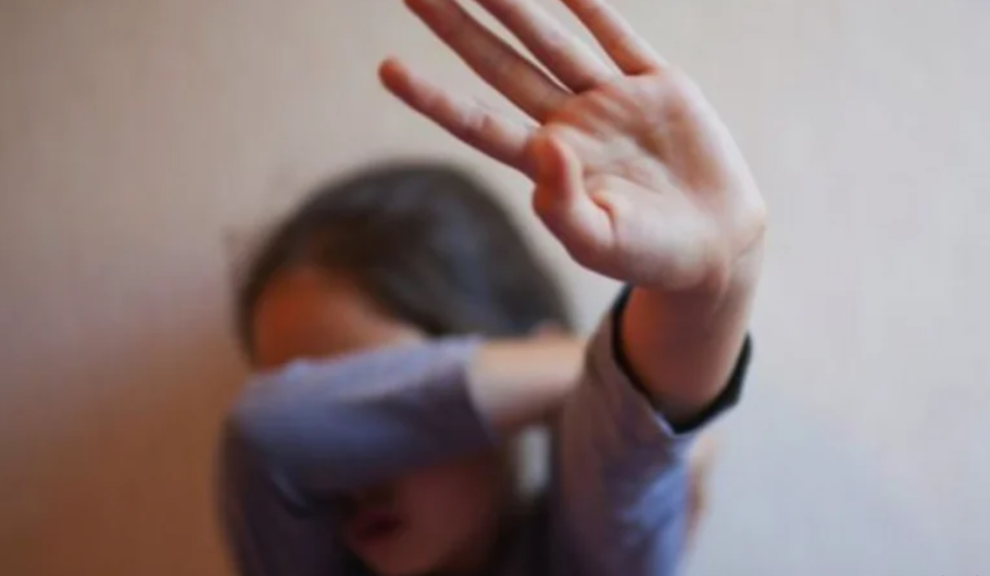 اليمن  ..  اختلف مع طليقته فأردى ابنته بحجر