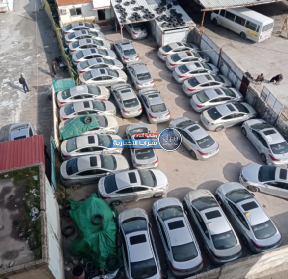 بالصور  ..  مواطن يهدد بحرق مركبته أمام مجلس النواب ارضاءًا لوزير النقل  ..  تفاصيل 