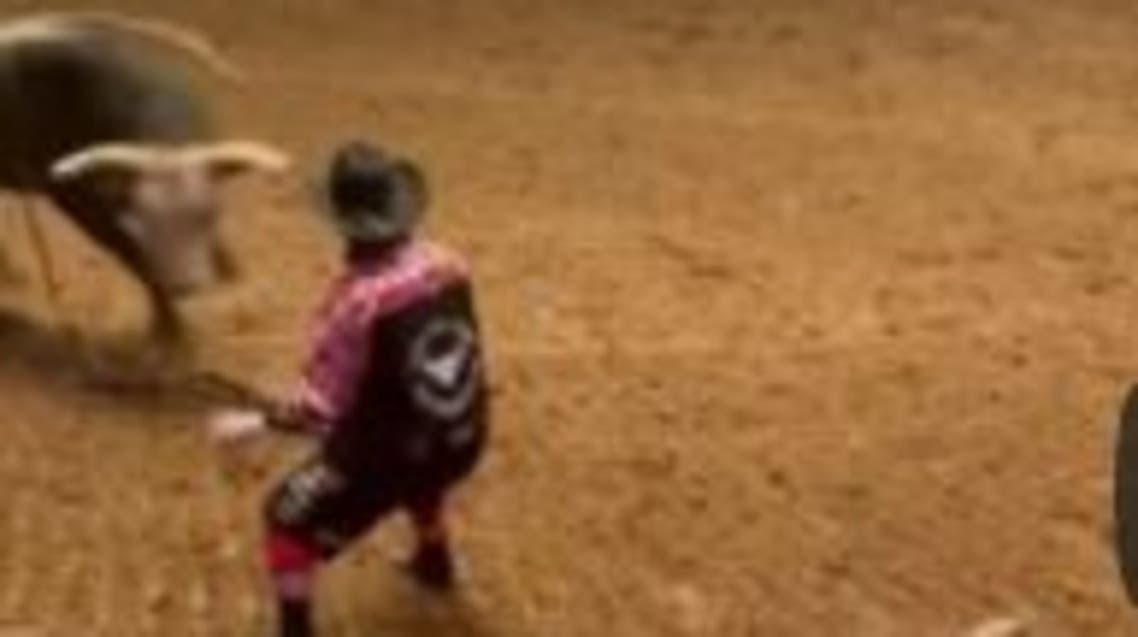 شاهد ..  أب يرمي بنفسه أمام ثور هائج لينقذ ابنه من موت محتم