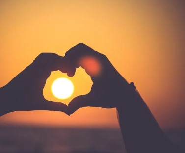 ما زلت أحبه وأراقبه رغم أنه تخلى عني وتعرف على غيري!