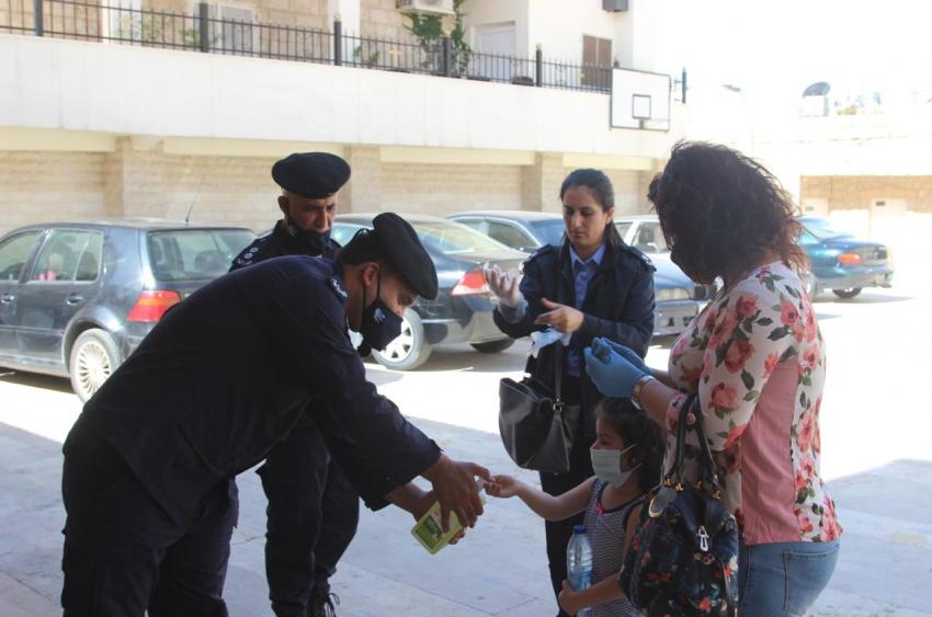 المسيحيون يقيمون الصلاة في الكنائس لاول مرة منذ نحو 3 اشهر