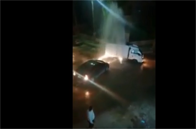 بالفيديو  ..  انفجار خط مياه شرب رئيسي يغرق شارع "16 "في الزرقاء الجديدة 