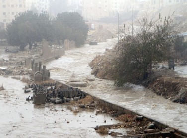جبهة هوائية باردة اليوم وأمطار غزيرة على فترات