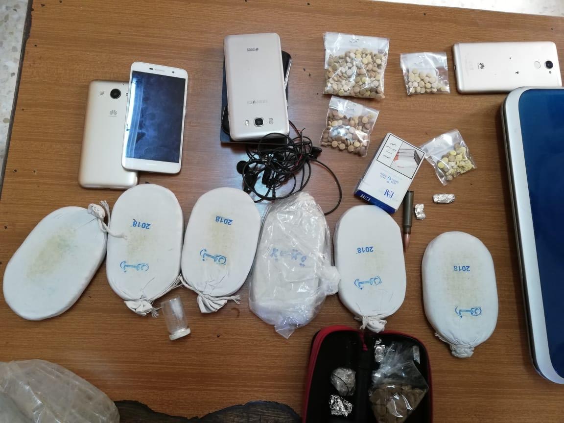 بالصور  ..  القبض على اربعة اشخاص عثر بحوزتهم على 6 كفوف من ماده الحشيش