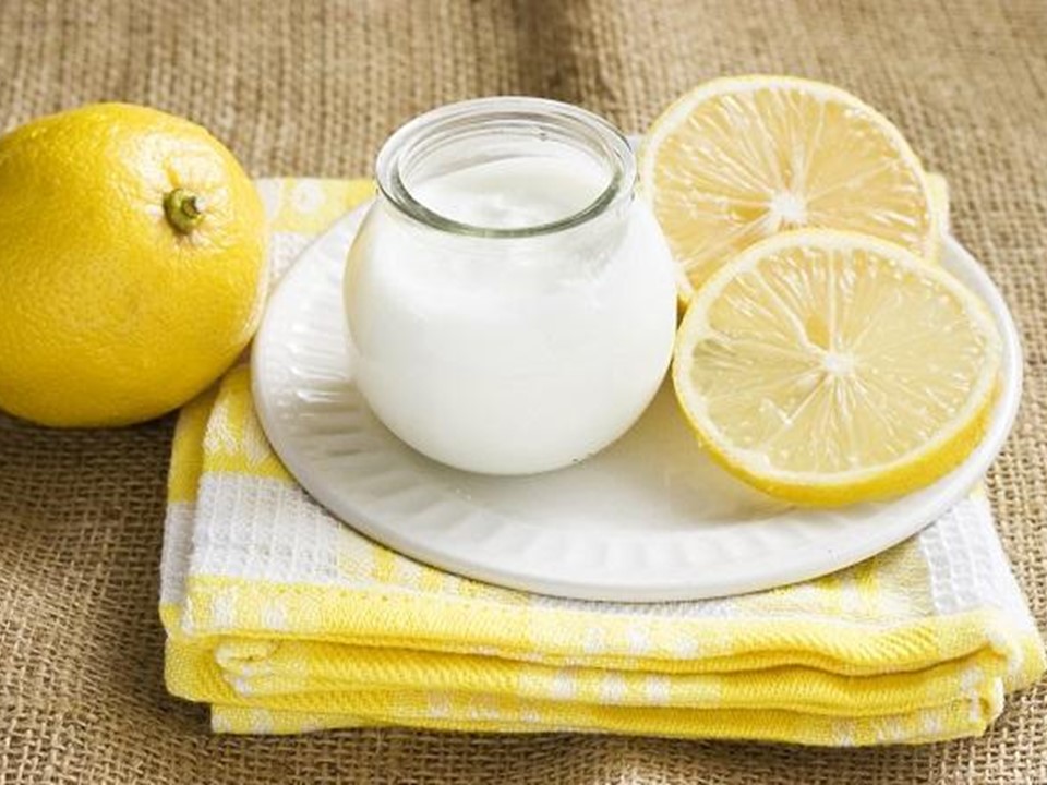 تعرفي على الفوائد الصحية لتناول الزبادي بالليمون قبل النوم