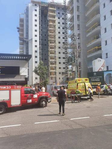 مصرع عاملين جراء سقوط حاوية كبيرة من علو خلال عملهم في طيرة الكرمل