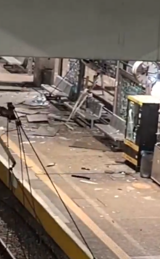 دمار واسع وحريق في محطة قطار بمنطقة "تل أبيب" الكبرى ..  فيديو