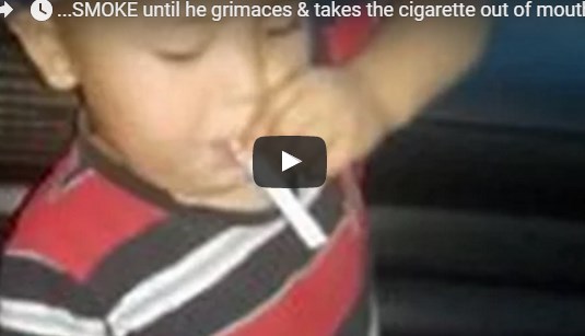 بالفيديو  ..  شاهد صادمة لامرأة تعلم طفلها التدخين