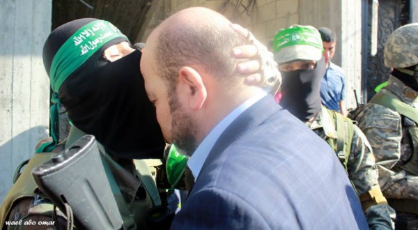 بالصور ..  أبو مرزوق يؤدي واجب العزاء بقادة القسام في رفح