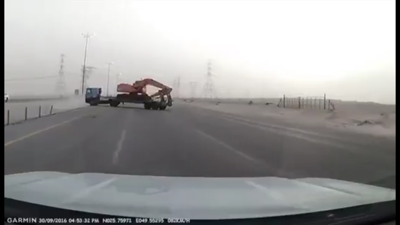 "المرور" يقبض على قائد الشاحنة المهمل على طريق الأحساء وقرار بإيقافه شهراً
