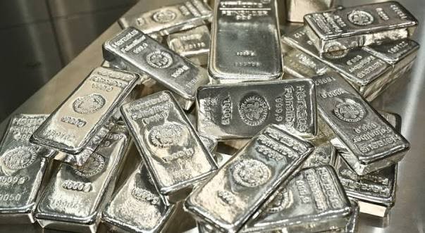 عقود الفضة تسجل إغلاقا أسبوعيا قويا وتستقر قرب مستويات 66.80 دولارا