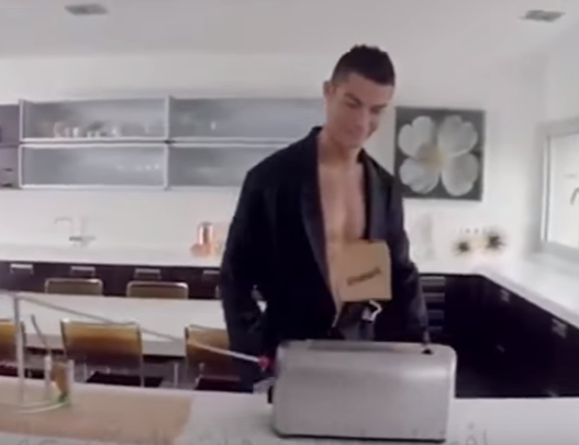 بالفيديو .. شاهد كيف يتناول كريستيانو رونالدو افطاره