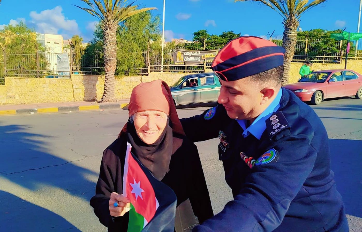 نشامى الأمن يوزعون الأعلام احتفاءً بيوم العلم الأردني  ..  صور 