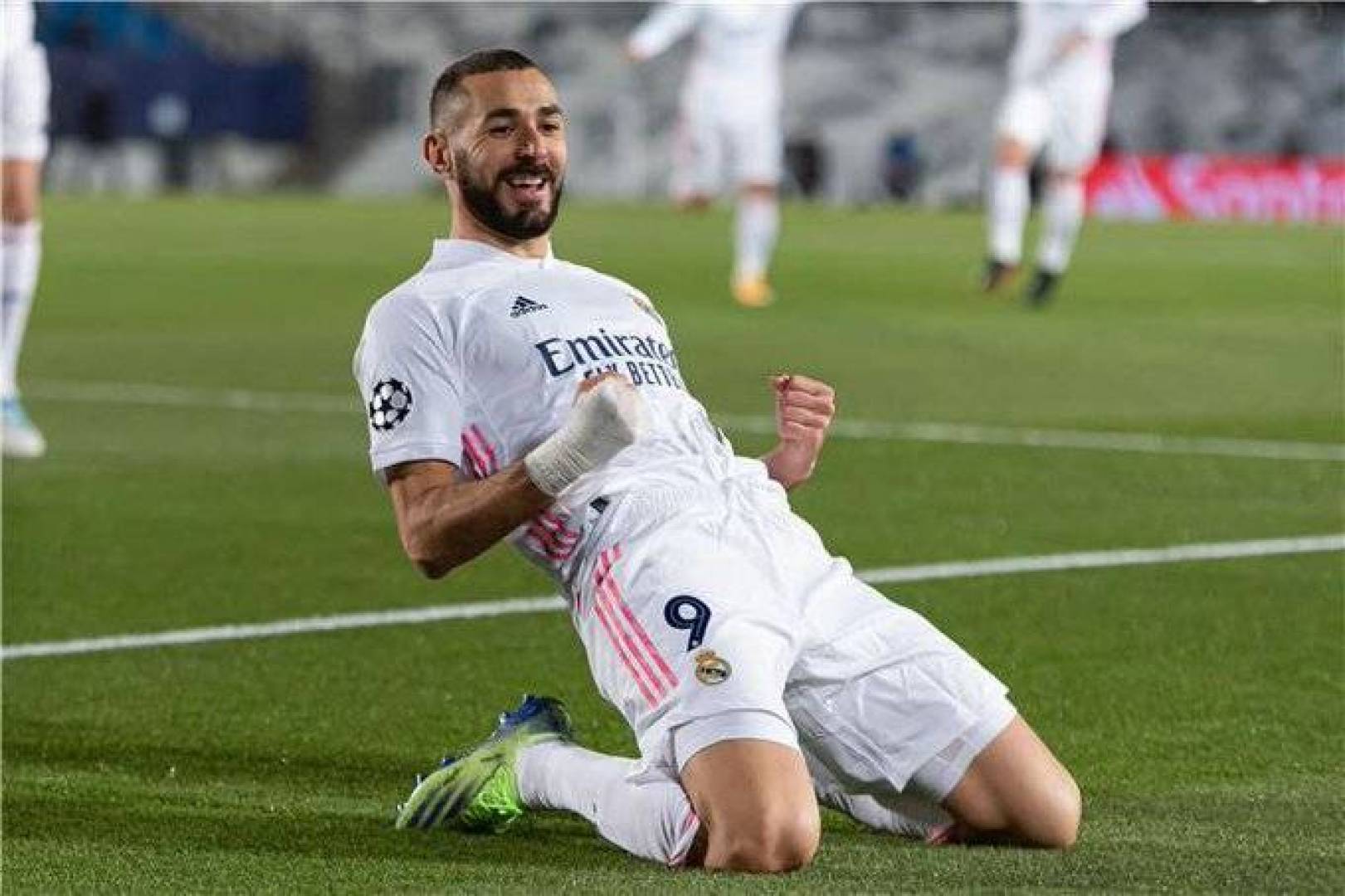 تتويج النجم الفرنسي كريم بنزيما بجائزة الأفضل في الدوري الإسباني عن شهر مارس