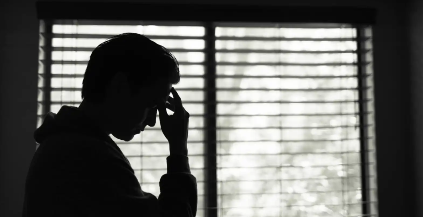 بعيدا عن التوتر والجفاف ..  أسباب خفية للصداع