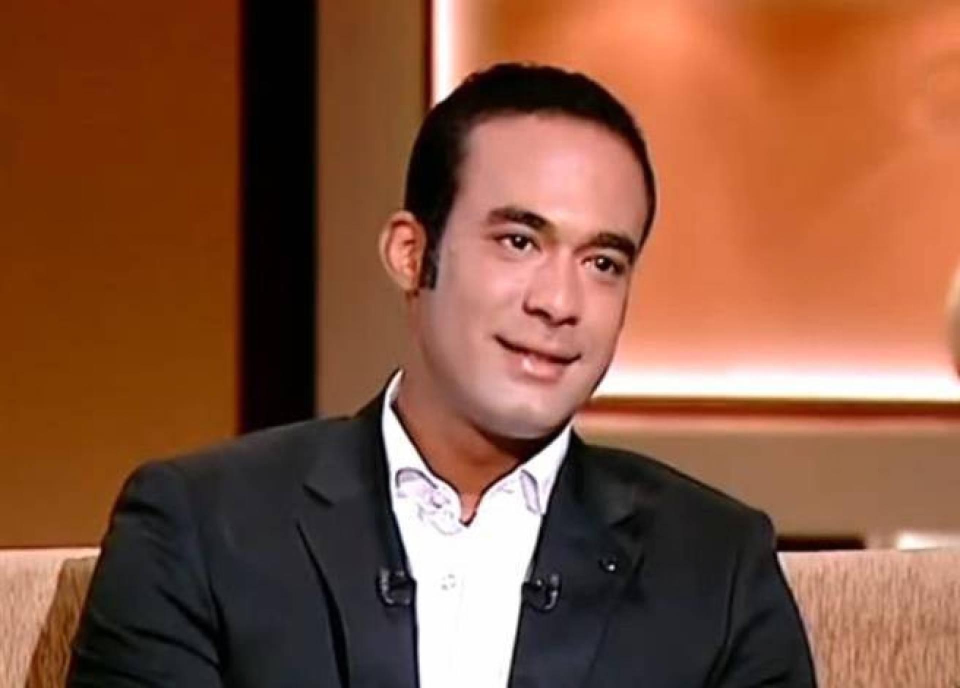 صورة نادرة لهيثم أحمد زكي محمولاً على ذراع هالة فؤاد