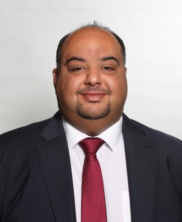 زهير الخشمان ..  طموحاته لا تتوقف ولا سقف لها وقصة نجاح يقتدى بها