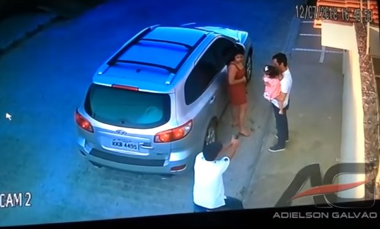فيديو مروع  ..  لحظة مقتل محامي بـ(5) رصاصات بالرأس امام ابنته الصغيرة 