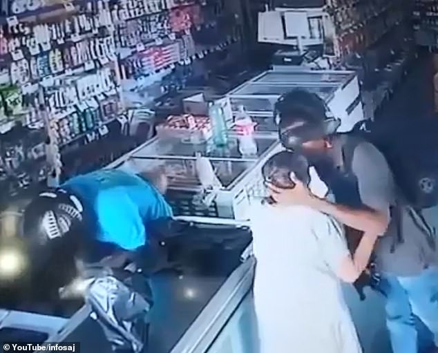 شاهد بالفيديو ..  لص مسلح يقبل مسنة لطمأنتها 