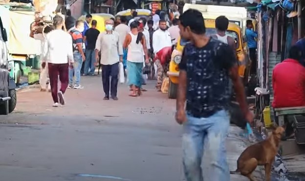 الكاميرا الخفية: رمي البالونات على الناس